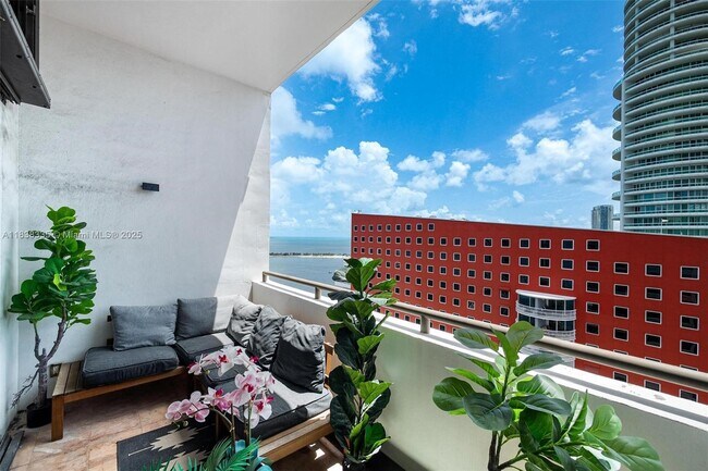 Building Photo - 1581 Brickell Ave