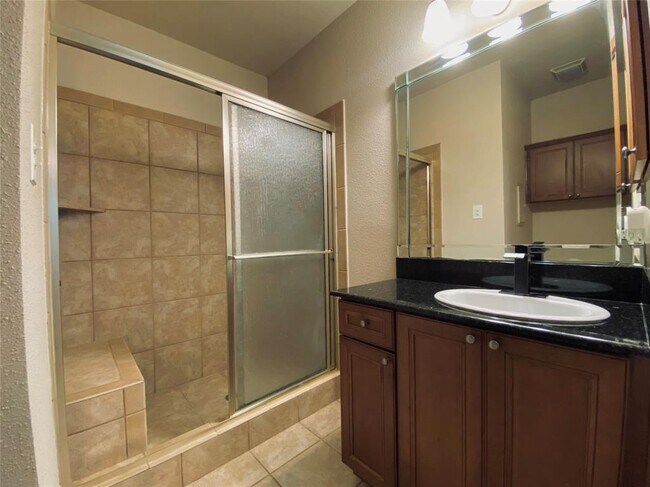 Building Photo - 2255 Braeswood Park Dr