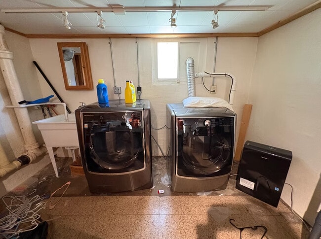 Building Photo - 306 W John St