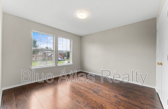 Building Photo - 1817 Cedarbriar Dr