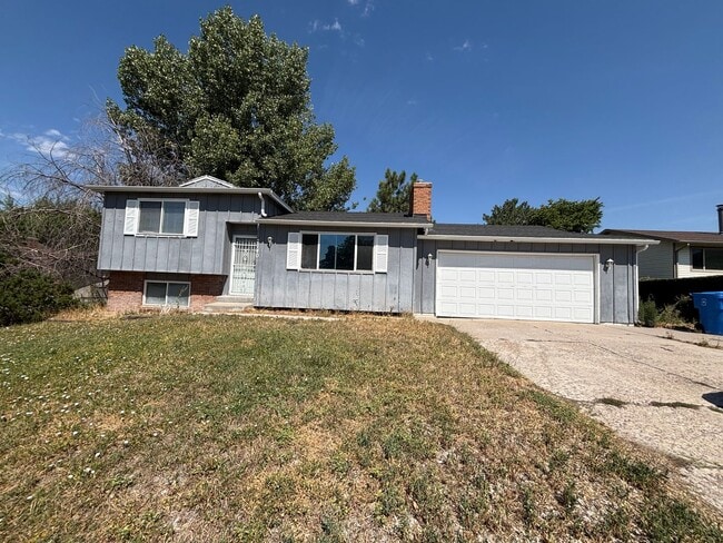 Building Photo - Single Family Home with Garage, pets welco...