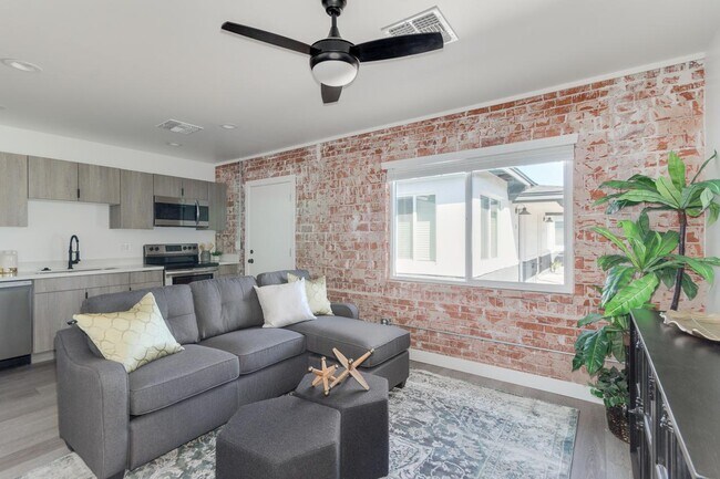 Building Photo - 2512 E Thomas Rd