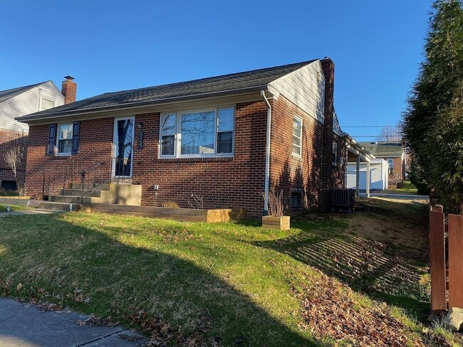 Building Photo - 525 Hilton Dr