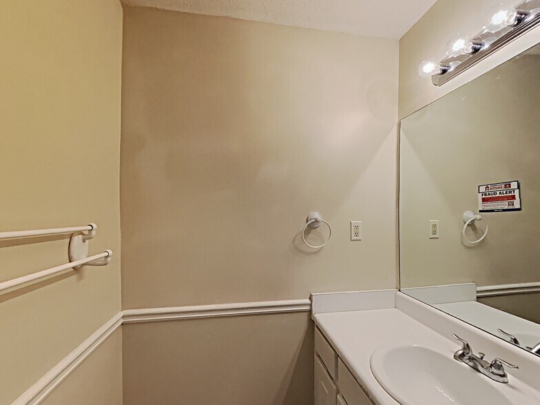Building Photo - 403 Tina Hely Ct