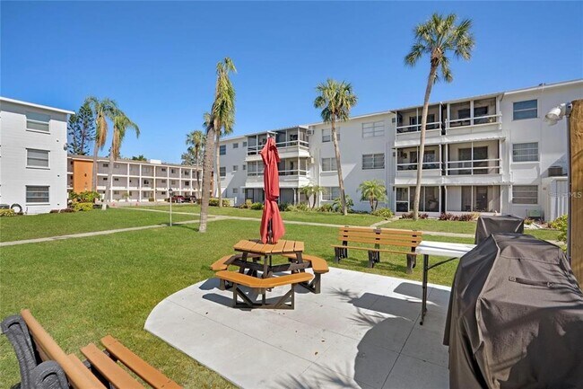 Building Photo - 2207 Sunset Dr