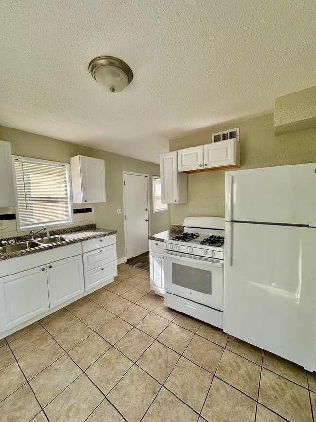 Building Photo - Cozy 2 Bedroom/1Bathroom Duplex For Rent ***Center School District***