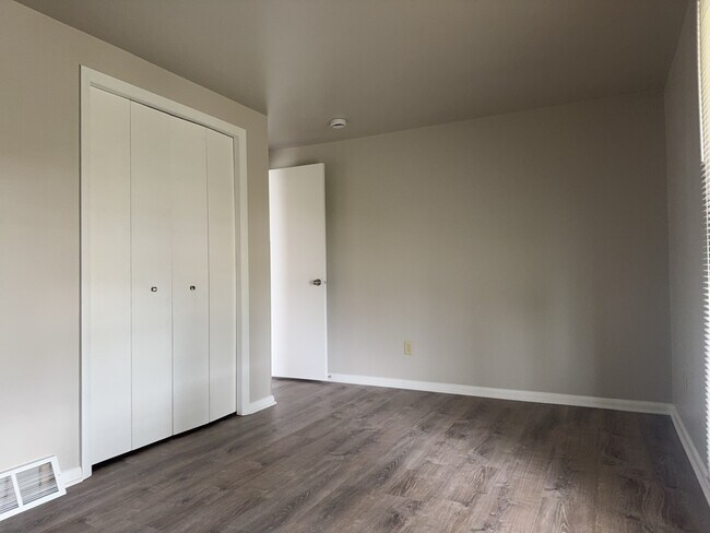 Building Photo - 418 Beloit St