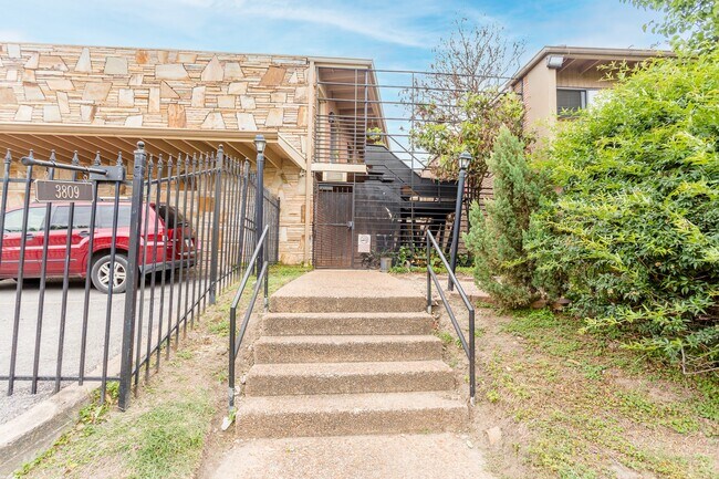 Building Photo - 3809 N Braeswood Blvd