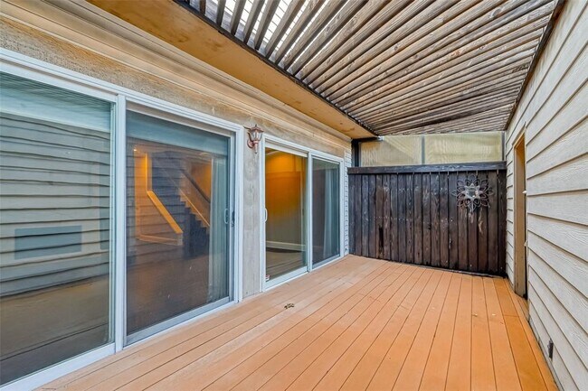 Building Photo - 1926 Augusta Dr