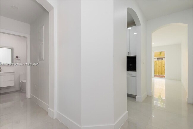 Building Photo - 939 NE 42nd Ter