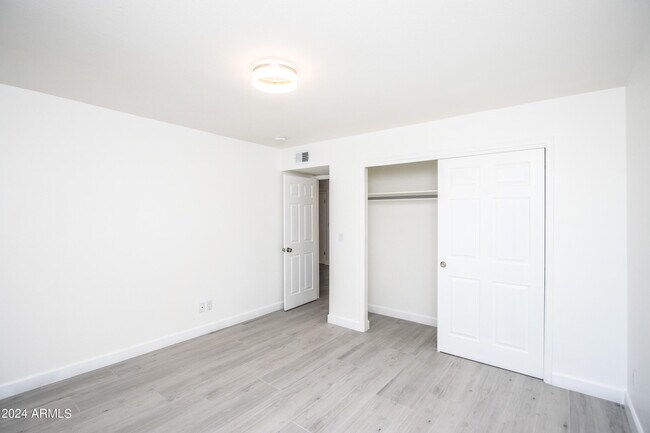 Building Photo - 1052 E Sandpiper Dr