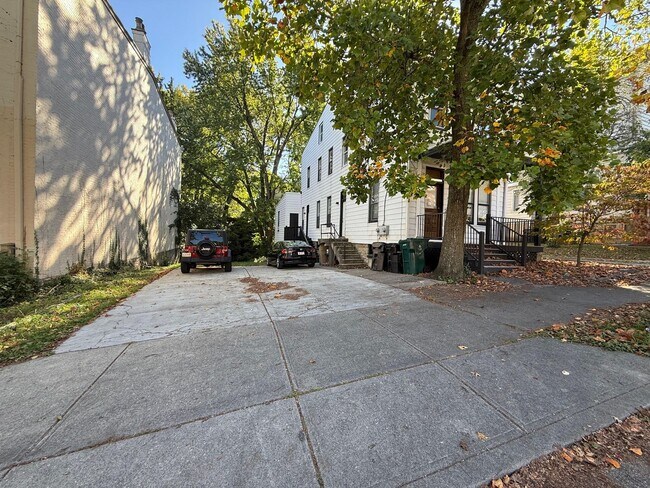 Building Photo - 451 Warner St