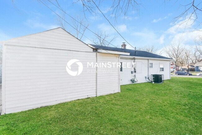 Building Photo - 3 Bedroom Pet-Friendly Home in Indianapolis, IN with Main Street Renewal