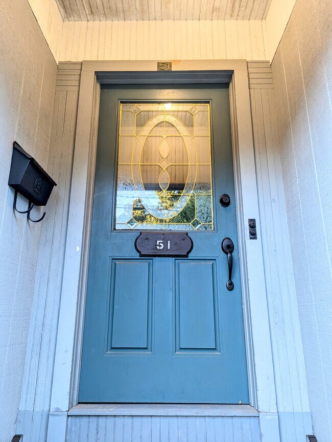 Building Photo - 51 Maple St