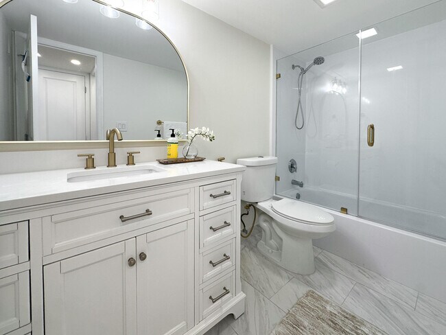 Building Photo - 4800 Bayview Dr