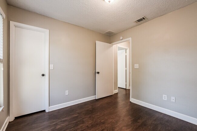 Building Photo - 1009 Black Willow Dr