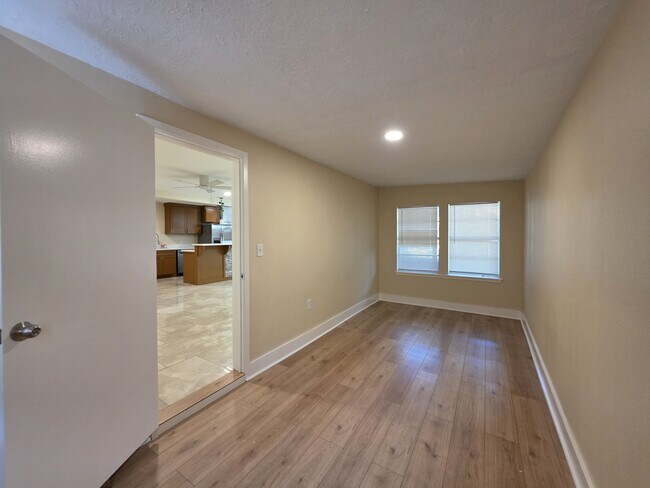 Building Photo - 522 E Davilla Ave
