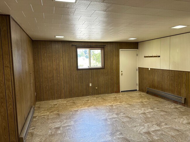 Building Photo - 4 bedroom, 1 bath Country Home for rent!  MOVE IN SPECIAL!