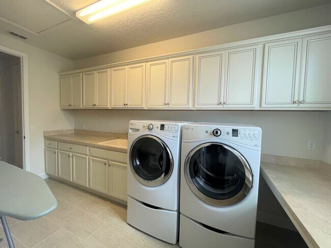 Building Photo - The perfect home waiting for you! FULLY FURNISHED!!