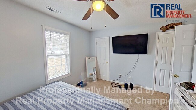 Building Photo - Adorable 3 BD/ 1.5 BA Home with Attached Garage and Large Fenced Yard