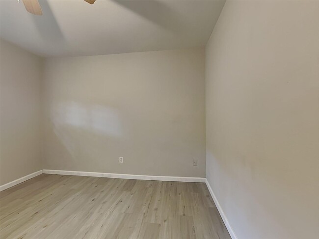 Building Photo - A spacious and move-in ready 3-bedroom, 1....