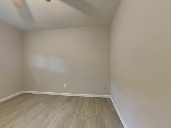 Building Photo - A spacious and move-in ready 3-bedroom, 1.5-bathroom home in Houston is now available. Fresh pain...