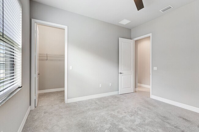 Building Photo - ** STONECREEK ** 3 BED + DEN / 3.5 BATH - ...