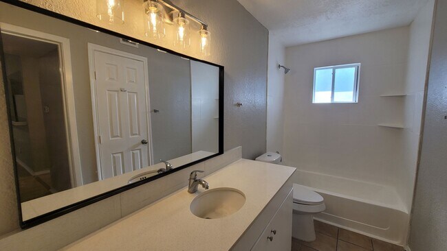 Building Photo - MOVE IN SPECIAL $500 OFF THE FIRST MONTH RENT-Spacious 1 Bedroom Apartment in Balcones Heights