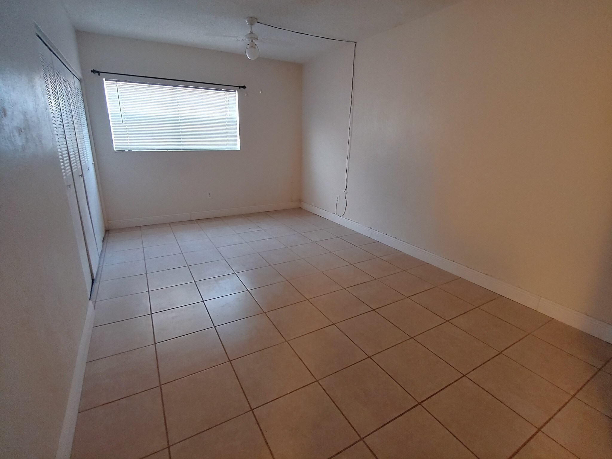 Building Photo - 1305 W 53rd St