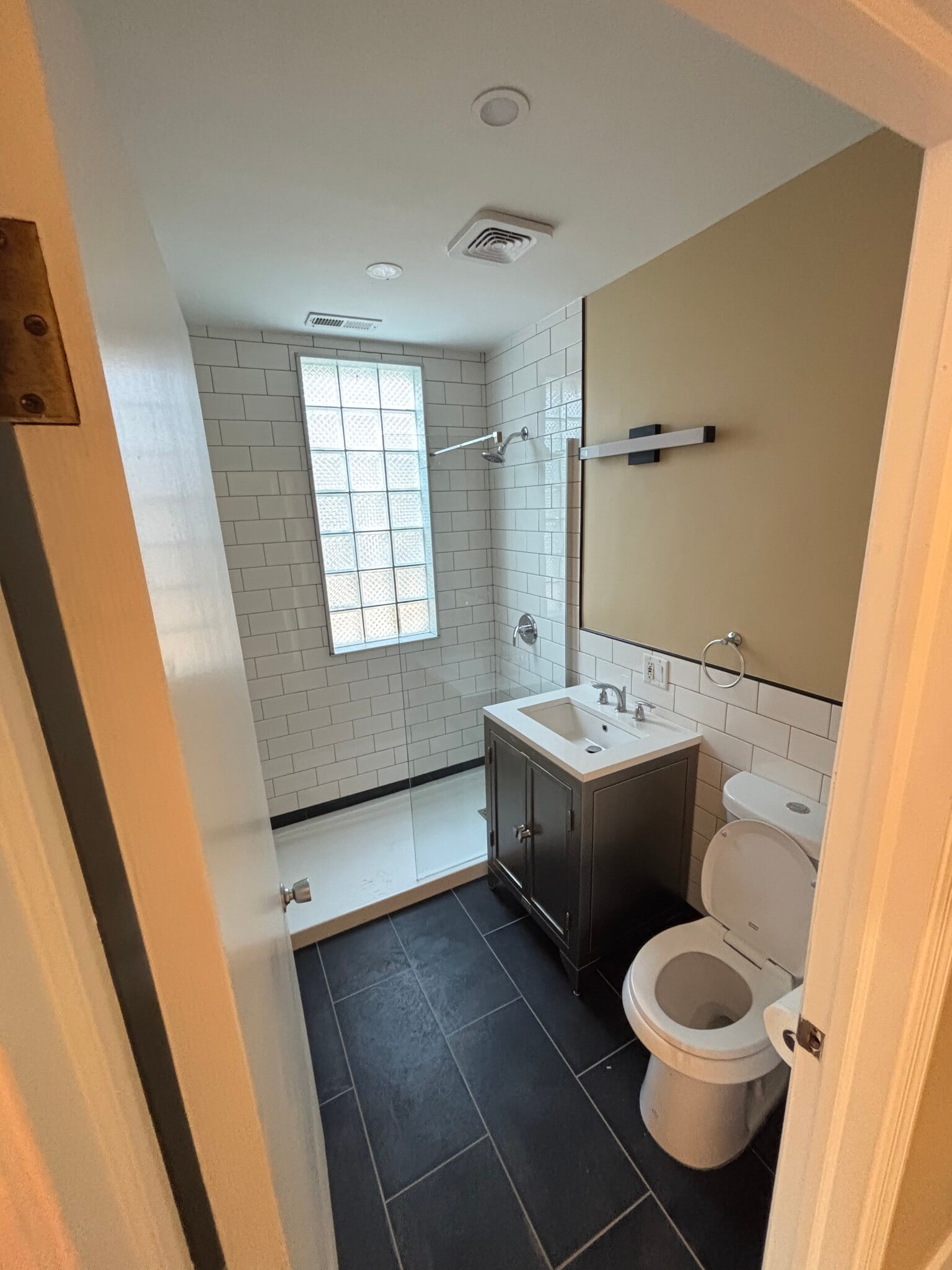 Building Photo - 2642 N Wilton Ave