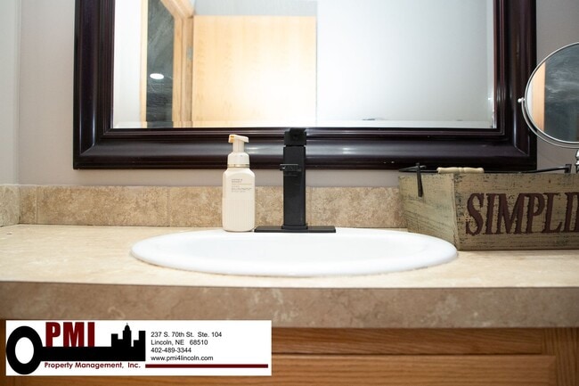 Building Photo - 4 Bedroom and 3 bathroom Fully Furnished