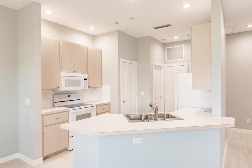 Building Photo - 3200 Village Walk Cir