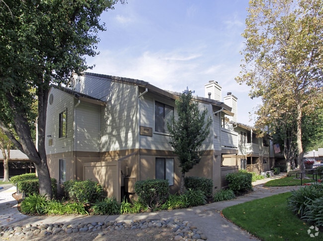 Primary Photo - Heritage Oaks Apartments