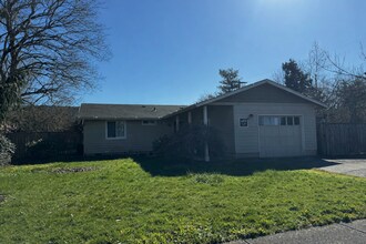 Building Photo - Charming Pet-Friendly Junction City Home with Yard & Garage