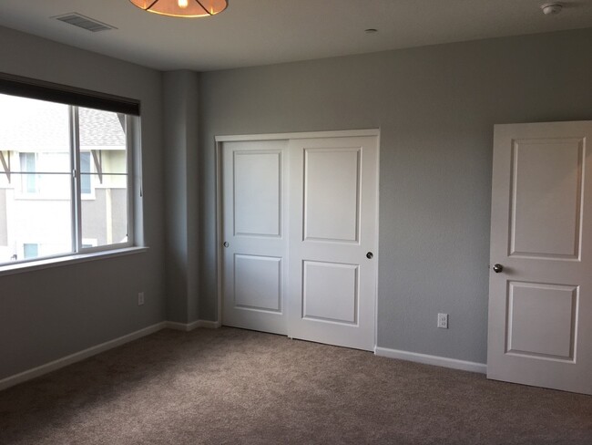 Building Photo - NW Reno Luxury End Unit Townhouse - On the...
