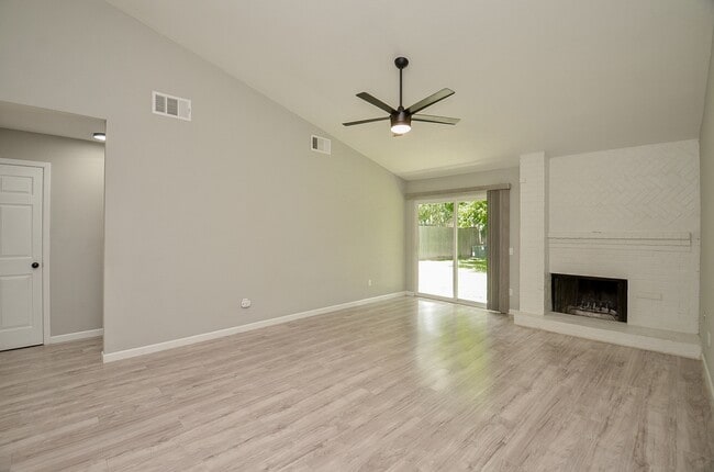 Building Photo - 22018 Grand Forks Dr