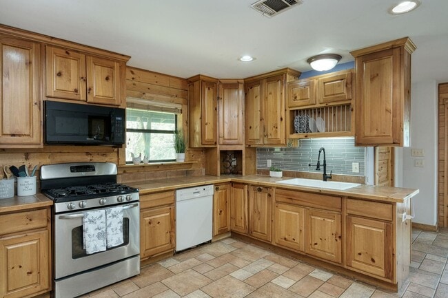 Building Photo - Custom Home with Separate Apartment