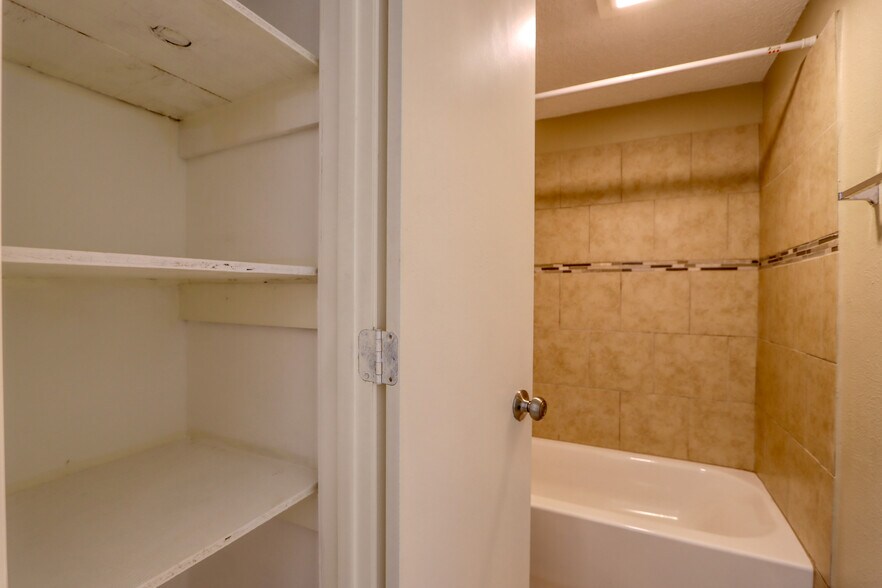 Building Photo - 707 Harbour Town Dr