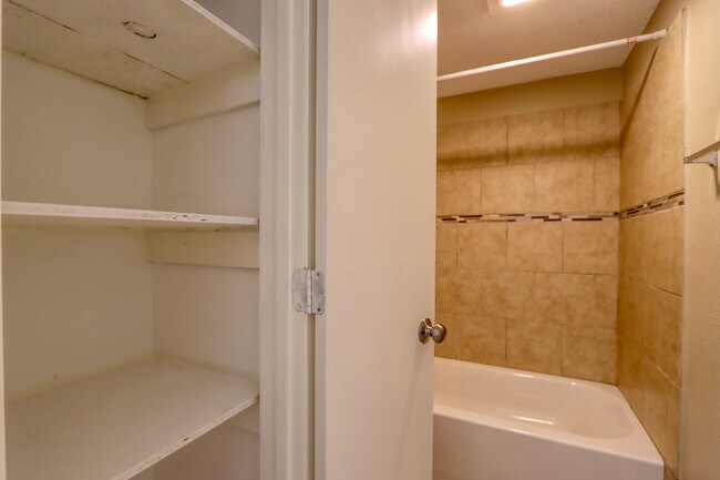 Building Photo - 707 Harbour Town Dr