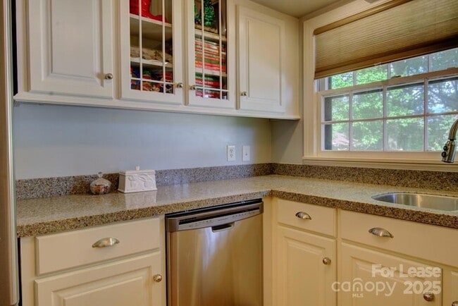 Building Photo - 6412 Tomahawk Ln