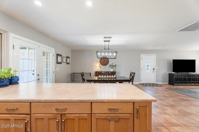 Building Photo - 2116 W Garden Dr