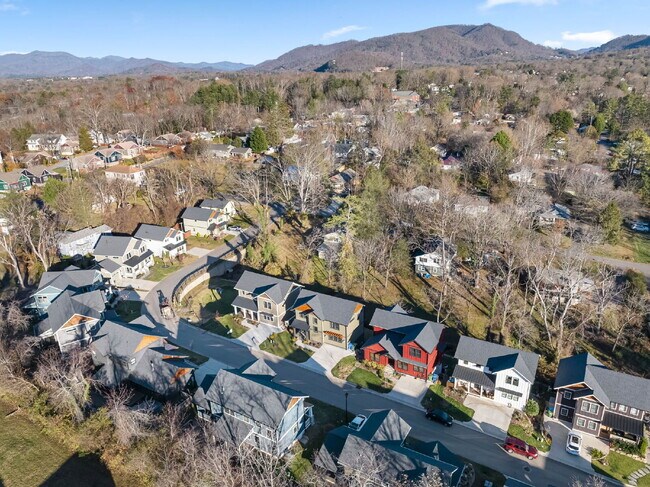 Building Photo - Fully Furnished | Asheville Area | 3–12 Month Leases Available