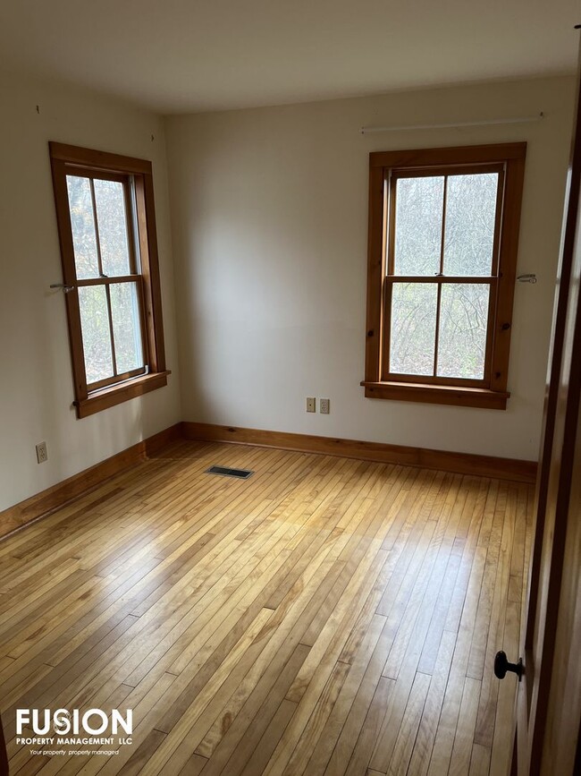 Building Photo - 4 bedroom Vermont Farmhouse with all of th...