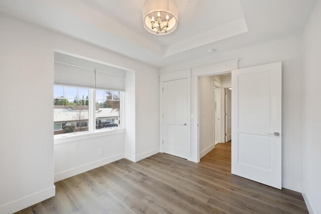 Building Photo - 261 E Bellevue Ave