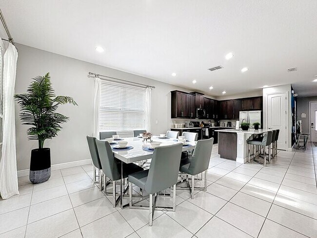 Building Photo - 8 Bedrooms 7 baths on a resort community