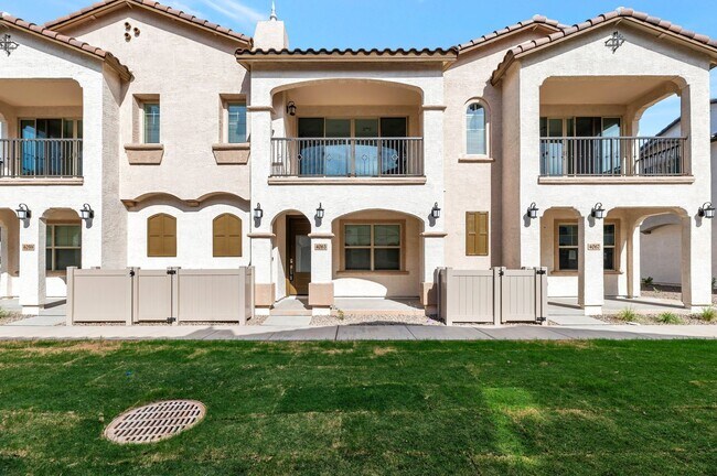 Building Photo - Like New luxurious townhome with 2 Master ...