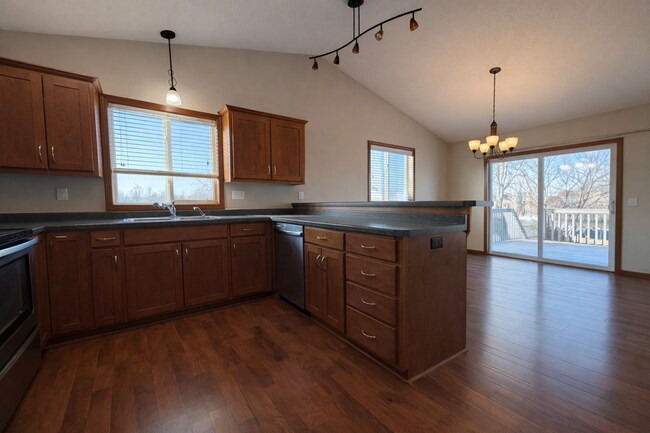 Building Photo - Beautiful 4bed 3bath Single Family Home In Sartell