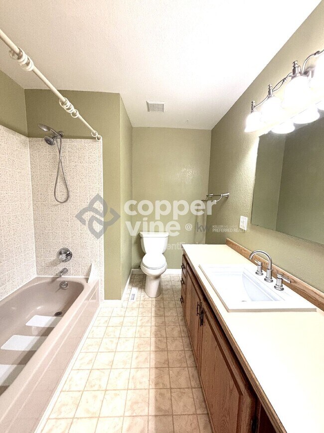 Building Photo - 495 Ash St