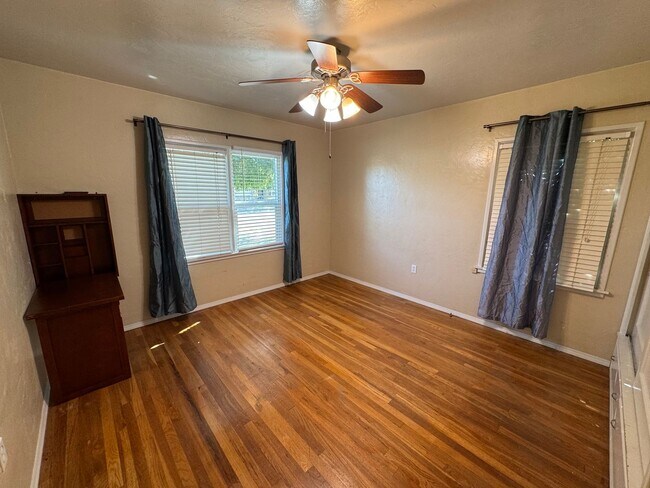 Building Photo - 1709 Ventura St