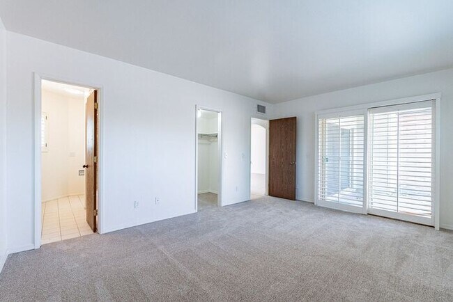 Building Photo - Pending/ Rented - Move-In Ready 2-Bed Tucs...